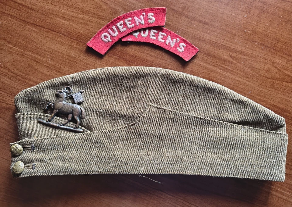 WW2 Bustina e shoulder title Queens - Immagine 1 di 1