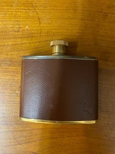 ANCIENNE FLASQUE A WHISKY MARQUE ANGLAISE CAPITONNE CUIR ET METAL DORE - Foto 1 di 9