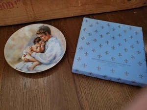 Haviland Limoges 1975 Mothers Day Plate - Laura And Child With Box - Picture 1 of 3