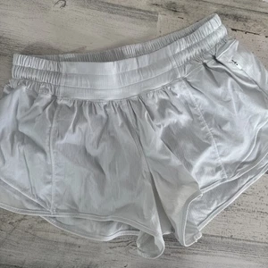 Lululemon Damen Hotty Hot niedrig geschnitten gefüttert Shorts 2,5" weiß Größe 6 - Bild 1 von 10