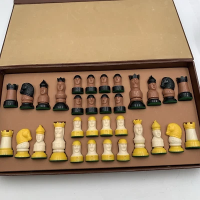 Juego de Ajedrez Vintage Crusader Chessmen Dos Tonos Plástico Juego Piezas Foto 1 de 4