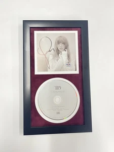 Taylor Swift signiertes CD Cover gerahmt PSA/DNA The Tortured Poets Department TTPD - Bild 1 von 3