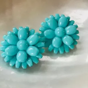 Vintage Türkis Kunststoff Lagenlook Blume Clip Ohrringe - ein Zoll im Durchmesser -  - Bild 1 von 6