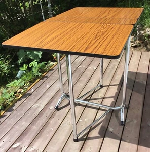 Mesa de cocina vintage Formica imitación madera con patas cromadas hojas caídas mediados de siglo - Imagen 1 de 22