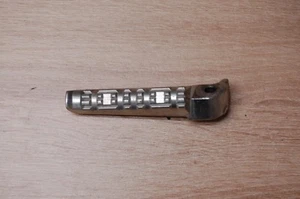 Reposapiés trasero izquierdo Yamaha FZ6 FZ1 FZ8 FZ09 FZ07 FJ09 XSR900 3VR clavija/pedal - Imagen 1 de 3