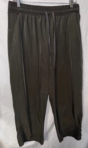 Pantalones deportivos recortados Apana XL verde oliva oscuro con cordón bolsillos en la cintura - Imagen 1 de 4