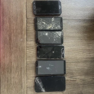 6 telefoni per parti di ricambio include 2 iPhone - Foto 1 di 5
