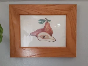 Stillife Kleingedrucktes rote Birnen senf Holzrahmen Vintage signiert 9 1/2"x 7 1/2" - Bild 1 von 7