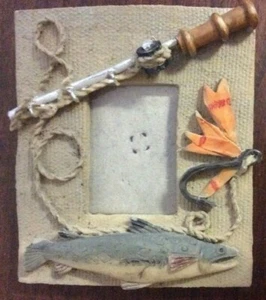 Marco de foto pequeña con temática de pesca 1 3/4"" X 1"" FoundArtShopCom - Imagen 1 de 10