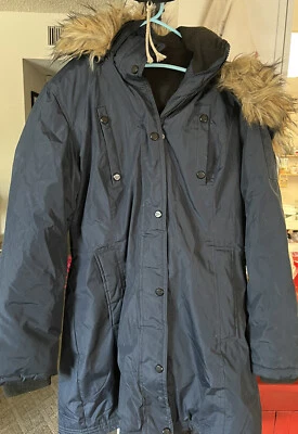 Chaqueta de invierno para niña Madden Abrigo Parkas Puffer capucha de piel sintética mediana azul oscuro Foto 1 de 4