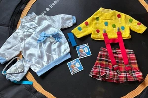 2 Vintage Cricket Puppe Outfits Pullover Rock Hosenträger Kleid Handtasche Schleife - Bild 1 von 12