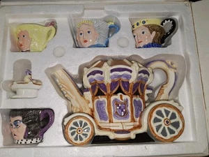 Set teiera e tazze in scatola originale reparto 56 libro di fiabe Cenerentola Disney - Foto 1 di 24