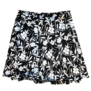 Pantaloncini corti piccoli bianchi e neri floreali pickleball golf tennis Susan Graver - Foto 1 di 8