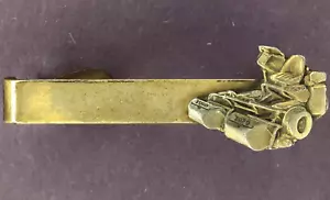 C1950s Vintage Toro Aufsitzrasenmäher Werbung Krawattenklammer Bar Rasen Bürste Walze - Bild 1 von 6