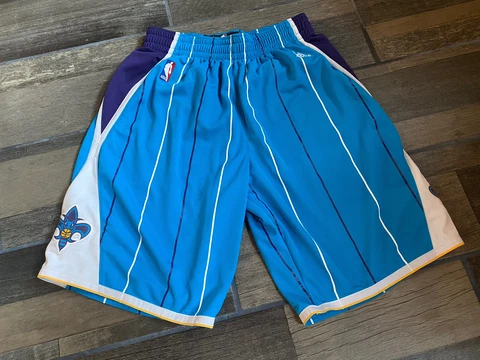 2000s new orleans pelicans Hornets striped Adidas shorts size large Cover