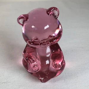 Vintage Fenton rosa Preiselbeere Kunst Glas sitzender Teddybär Figur 3,5" - Bild 1 von 6
