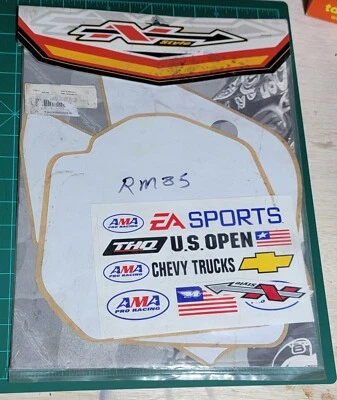 Kit de gráficos estilo N Suzuki RM85 - placas numeradas blancas + calcomanías de patrocinador Nuevo de Lote Antiguo Foto 1 de 2