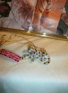 BETSEY JOHNSON ALL-OUT GLITZY LEOPARD PENDANT - NEW - Picture 1 of 3