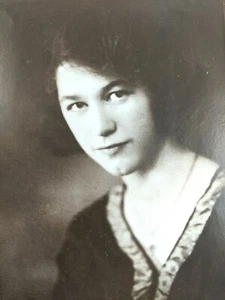 Vintage 1920s Portrait of Young Woman by Collins Messina Antique Photography - Picture 1 of 4