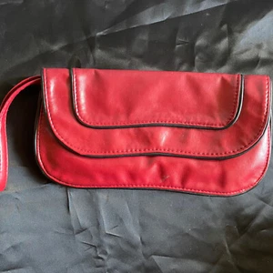 Leder Clutch Handtasche rot mit schwarzem Besatz Druckknopfverschluss mit gefütterten Fächern - Bild 1 von 9