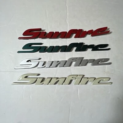 Лот из 4 оригинальных красных, зеленых, серебристо-белых пластиковых эмблем Pontiac Sunfire 1 штырь 10,5 - Изображение 1 из 4