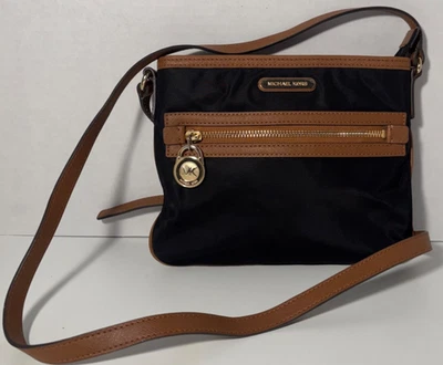 Bolso Bandolera Michael Kors Kempton Negro Nylon Cuero Tostado Británico Bolsillo Usado en Excelente Condición Foto 1 de 4