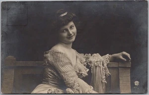Foto Real NORUEGA c1900s RPPC Postal Bonita Dama/Moda - Noruego Cancelar - Imagen 1 de 2
