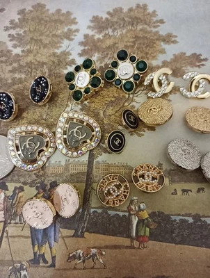 Лот из 16 штампованных дизайнерских пуговиц Chanel на пуговицах золотисто-серебристых тонов  - Изображение 1 из 3