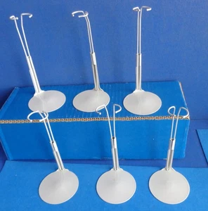 GRUPO DE 6 SOPORTES METÁLICOS PARA MUÑECAS - TAMAÑO BARBIE - EMPERADOR - Imagen 1 de 2