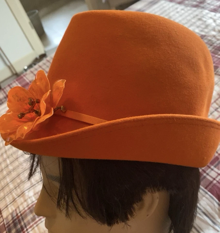 Chapéu coquetel vintage anos 60 Doree Of New York feltro laranja gorgorão flor lucite - Imagem 1 de 4