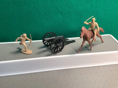 VINTAGE MARX FORT APACHE PLAY SET CANNON & DEFENDERS - Image 1 of 4