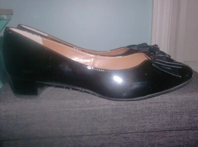 J Renee Women's Cameo Pump Heel Black Patent Leather & Bow  SIZE 10.5W - Image 1 of 4