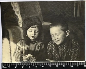 Vecchia foto bambini carini, due affascinanti ragazzi attraenti - Foto 1 di 3