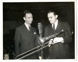 Tommy Dorsey Schnappschuss, mit NBC-Moderator, 1943 F19114 - Bild 1 von 2