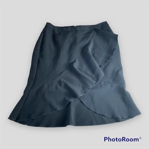 Gonna nera Ann Taylor taglia 8P stile fondo con volant a tromba # 431735 Petites - Foto 1 di 6