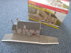 HORNBY SKALEDALE ESCALA OO 00 NER ESTACIÓN EDIFICIO R9739 NYMR '12 USADO EN BUENA CAJA - Imagen 1 de 17