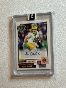 Dillon Gabriel 2025 Panini Instant Draft Night RC Auto 3/99 Sigillato Autografo - Foto 1 di 2