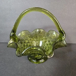 Cesta de vidrio artístico verde MCM de colección diseño de patrón tejido y borde con volantes *LEER* - Imagen 1 de 11