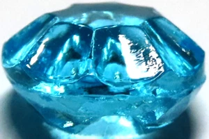 BOTÓN DE VIDRIO DE DEPRESIÓN AZUL AGUA VINTAGE AÑOS 30-40 con LLANTA FESTONEADA INCLINADA - Imagen 1 de 2