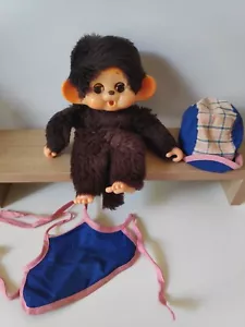 Peluche kiki Monchhichi chapeau tablier Toho Daisuke yeux mobiles Japon 20 cm - Imagen 1 de 8