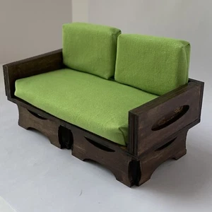 Asiento de amor moderno Mid Century escala 1:12 casa de muñecas miniatura nogal verde - Imagen 1 de 9