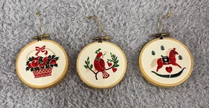 Mini Adornos de Aro Bordados de Navidad Vintage Juego de 3 Completados 3 Pulgadas - Imagen 1 de 9