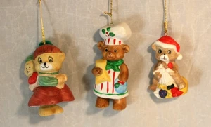 3 adornos colgantes de porcelana vintage de oso Jasco Bell, Kurt Adler y 7 Eleven - Imagen 1 de 7