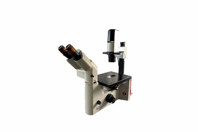 Cámara microscopio de cultivo de tejidos invertidos Leica DMIL 090-135.001. Puerto con objetivos Foto 1 de 4