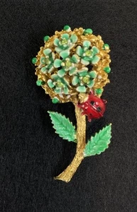 Vintage grün & gold Emaille Blume Hortensie Brosche mit Marienkäfer - Bild 1 von 3