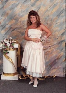 FOTOGRAFÍA ENCONTRADA Mujer Joven BONITA GRADUACIÓN Color ORIGINAL De Colección 53 42 N - Imagen 1 de 1