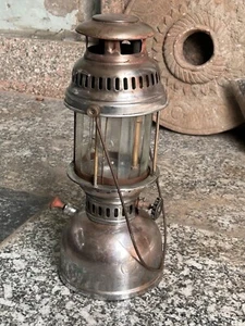 RARA VECCHIA LAMPADA A LANTERNA A CHEROSENE FARFALLA VINTAGE, CON GLOBE GALSS GERMANIA - Foto 1 di 18