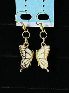 Pendientes de gancho de alas de mariposa doradas enchapados en oro 14K - para mujeres niñas (1 par) - Imagen 1 de 10