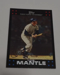 2007 TOPPS BASEBALL - MICKEY MANTLE OUTFIELD NEW YORK YANKEES CARD # 7 - Picture 1 of 5