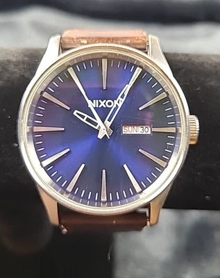 Reloj Hombre Nixon Sentry Cuarzo Azul Marino Esfera Cuero Marrón Batería Nueva  Foto 1 de 4